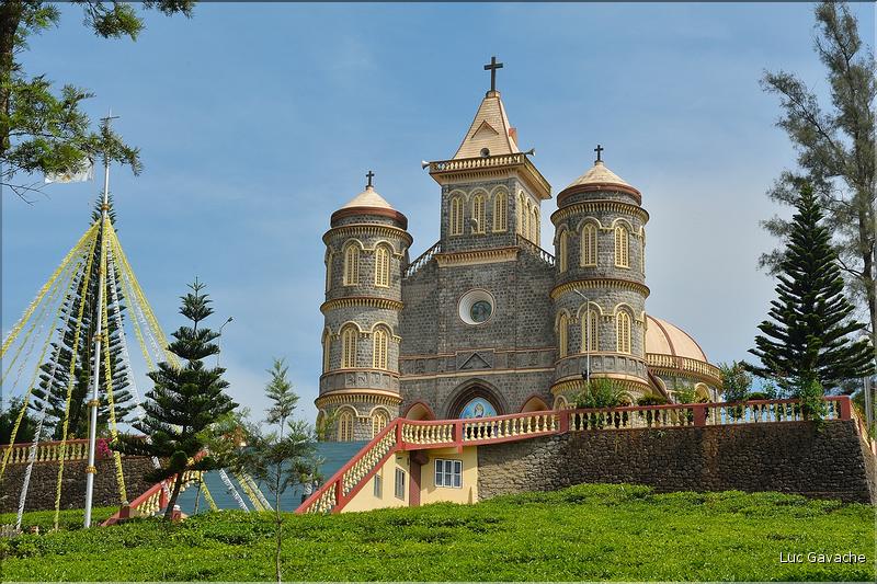 Eglise et plantations de thé en quittant la région de Peryar. (1)