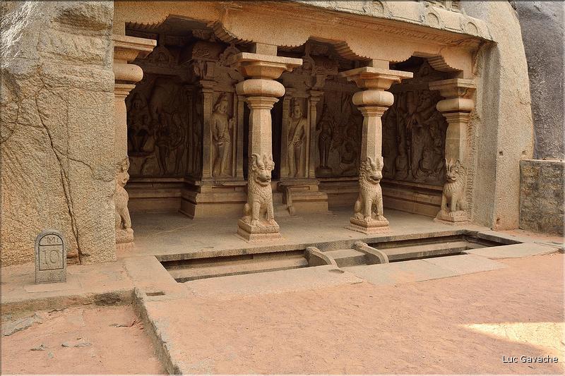 Arjuna's Penance représente la descente du Gange et date du VI et VIII ème siècle. Mahabalipuram. (2)