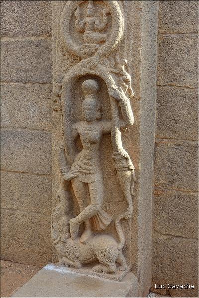 Arjuna's Penance représente la descente du Gange et date du VI et VIII ème siècle. Mahabalipuram. (4)