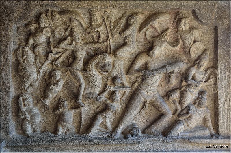 Arjuna's Penance représente la descente du Gange et date du VI et VIII ème siècle. Mahabalipuram. (6)