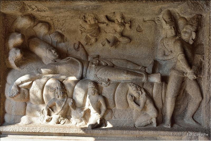 Arjuna's Penance représente la descente du Gange et date du VI et VIII ème siècle. Mahabalipuram. (7)