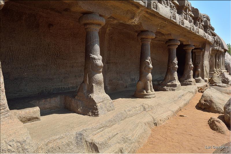 Les Five Rathas sont dédiés à Brahma, Vishnou, Indra, Durga et Shiva et datent du VI et VIII ème. Mahabalipuram. (7)