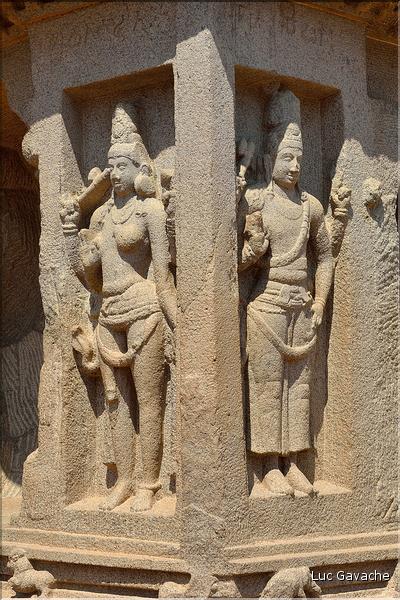 Les Five Rathas sont dédiés à Brahma, Vishnou, Indra, Durga et Shiva et datent du VI et VIII ème. Mahabalipuram. (10)
