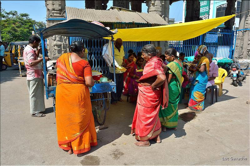 A l'entrée du Temple d'Ekambareshwara de Kanchipuram. (1)
