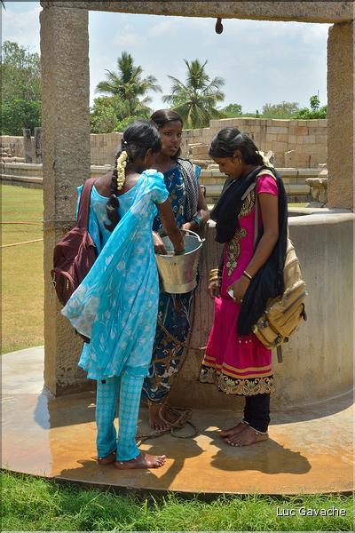 Pélerins au temple de Sri Pragadheswarar. Village de Gangaikondacholapuram. (1)