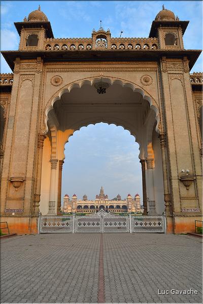 Mysore Palace témoigne de la grandeur des maharajas d'antan. Il est toujours en parti occupé par leur descendant. (1)