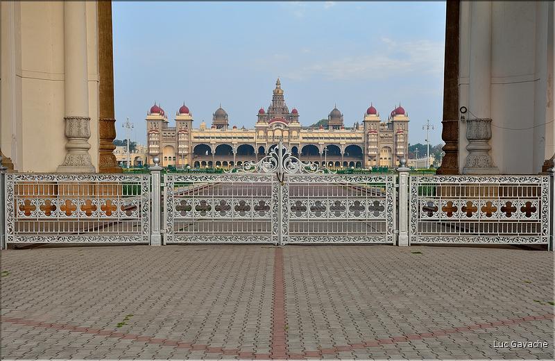 Mysore Palace témoigne de la grandeur des maharajas d'antan. Il est toujours en parti occupé par leur descendant. (3)