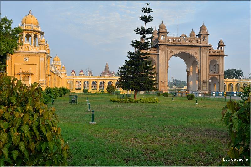 Mysore Palace témoigne de la grandeur des maharajas d'antan. Il est toujours en parti occupé par leur descendant. (6)