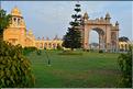 Mysore Palace témoigne de la grandeur des maharajas d'antan. Il est toujours en parti occupé par leur descendant. (6)