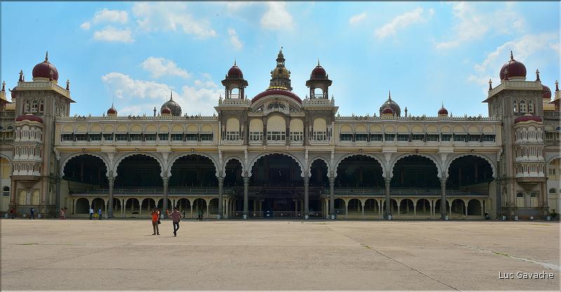 Mysore Palace témoigne de la grandeur des maharajas d'antan. Il est toujours en parti occupé par leur descendant. (10)