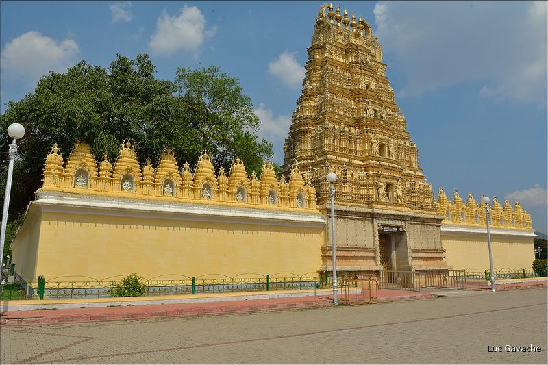 Mysore Palace témoigne de la grandeur des maharajas d'antan. Il est toujours en parti occupé par leur descendant. (16)