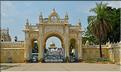 Mysore Palace témoigne de la grandeur des maharajas d'antan. Il est toujours en parti occupé par leur descendant. (18)
