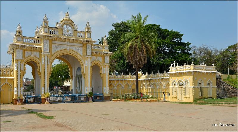Mysore Palace témoigne de la grandeur des maharajas d'antan. Il est toujours en parti occupé par leur descendant. (19)