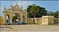 Mysore Palace témoigne de la grandeur des maharajas d'antan. Il est toujours en parti occupé par leur descendant. (19)