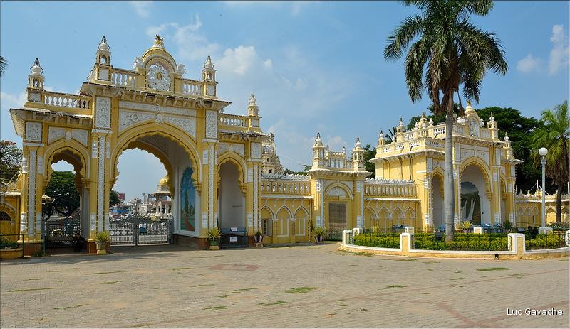 Mysore Palace témoigne de la grandeur des maharajas d'antan. Il est toujours en parti occupé par leur descendant. (20)