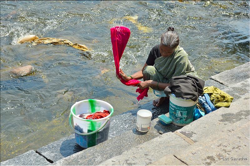 Rivière au abord du village de Srirangapatna. Pendant que certains lavent le linge, la vaisselle ou eux même...  (1)