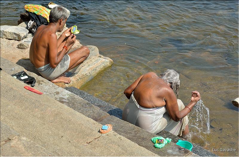 Rivière au abord du village de Srirangapatna. Pendant que certains lavent le linge, la vaisselle ou eux même...  (5)