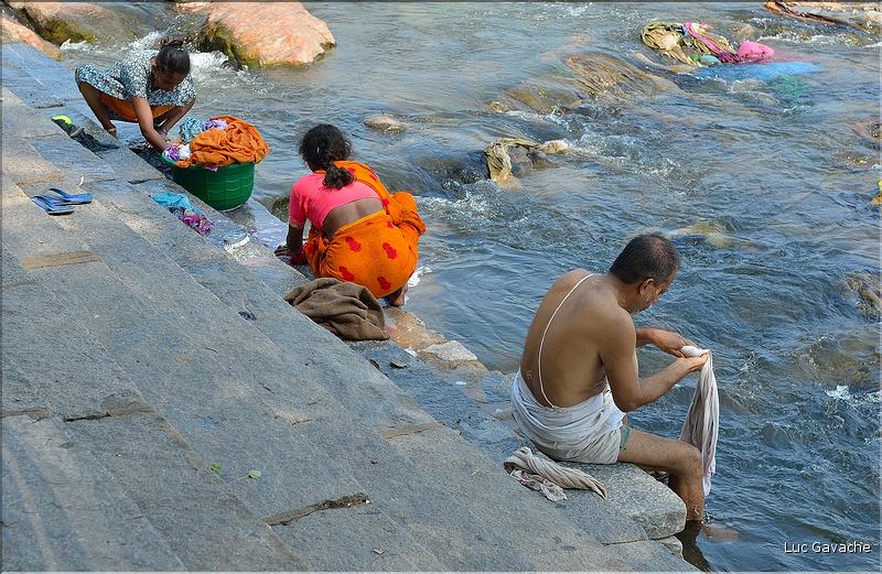 Rivière au abord du village de Srirangapatna. Pendant que certains lavent le linge, la vaisselle ou eux même...  (6)
