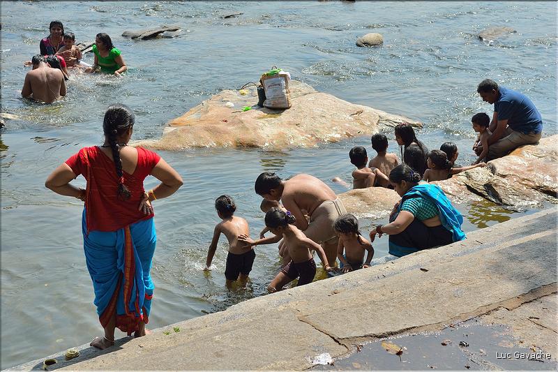 Après les rituels,  la détente est de mise. Rivière au abord du village de Srirangapatna. (1)