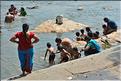 Après les rituels,  la détente est de mise. Rivière au abord du village de Srirangapatna. (1)