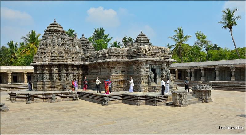 Le Temple de Somathpur entre Mysore et Bengalore date du XIII ème siècle et est dédié à Shiva. (1)