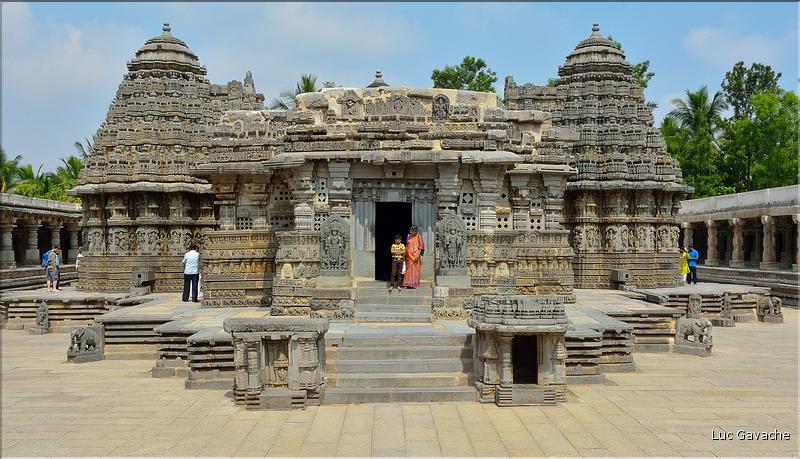 Le Temple de Somathpur entre Mysore et Bengalore date du XIII ème siècle et est dédié à Shiva. (2)