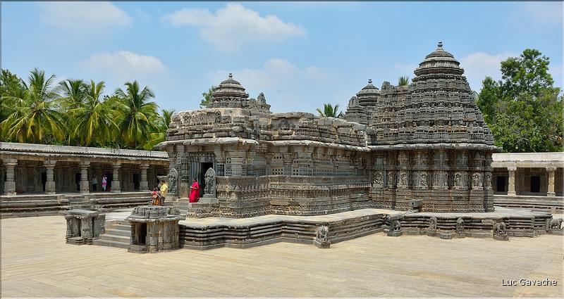 Le Temple de Somathpur entre Mysore et Bengalore date du XIII ème siècle et est dédié à Shiva. (3)