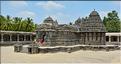 Le Temple de Somathpur entre Mysore et Bengalore date du XIII ème siècle et est dédié à Shiva. (3)
