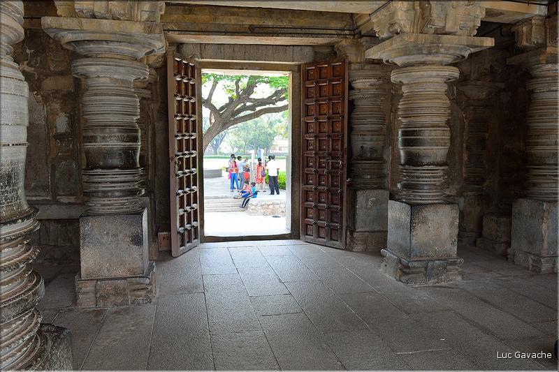 Le Temple de Somathpur entre Mysore et Bengalore date du XIII ème siècle et est dédié à Shiva. (4)