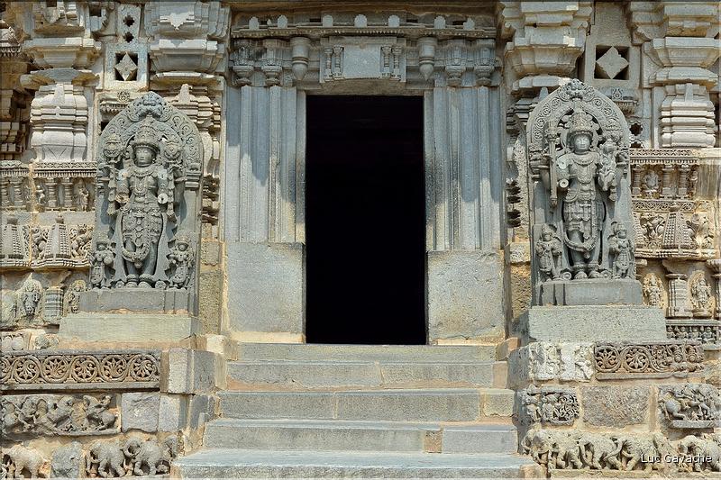 Le Temple de Somathpur entre Mysore et Bengalore date du XIII ème siècle et est dédié à Shiva. (7)