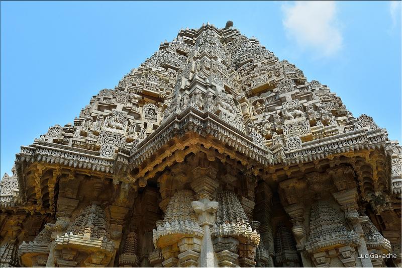 Le Temple de Somathpur entre Mysore et Bengalore date du XIII ème siècle et est dédié à Shiva. (10)