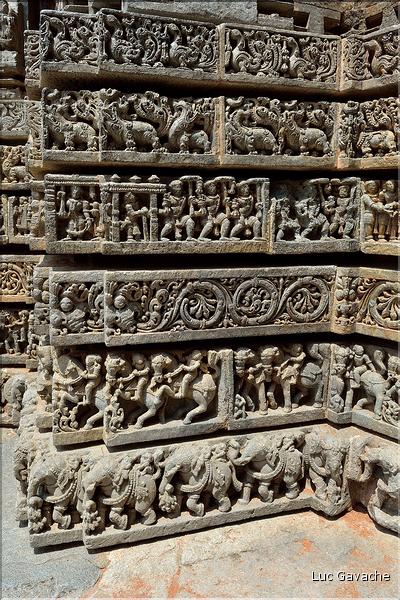 Le Temple de Somathpur entre Mysore et Bengalore date du XIII ème siècle et est dédié à Shiva. (12)
