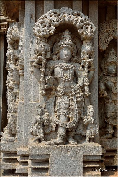 Le Temple de Somathpur entre Mysore et Bengalore date du XIII ème siècle et est dédié à Shiva. (14)