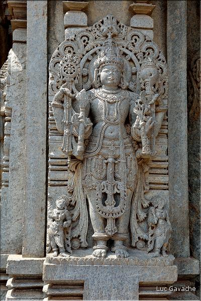 Le Temple de Somathpur entre Mysore et Bengalore date du XIII ème siècle et est dédié à Shiva. (15)
