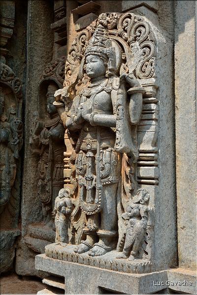 Le Temple de Somathpur entre Mysore et Bengalore date du XIII ème siècle et est dédié à Shiva. (16)