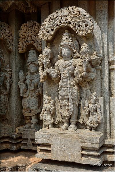 Le Temple de Somathpur entre Mysore et Bengalore date du XIII ème siècle et est dédié à Shiva. (17)