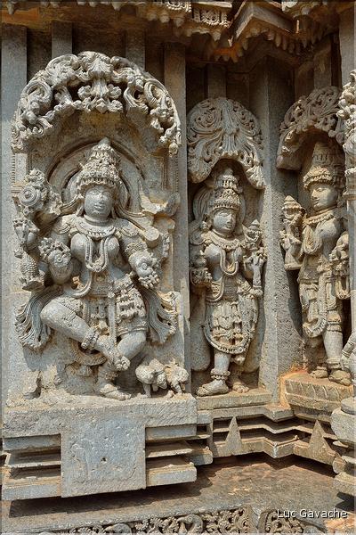 Le Temple de Somathpur entre Mysore et Bengalore date du XIII ème siècle et est dédié à Shiva. (18)