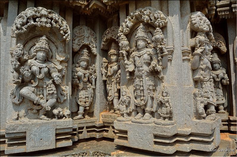 Le Temple de Somathpur entre Mysore et Bengalore date du XIII ème siècle et est dédié à Shiva. (19)