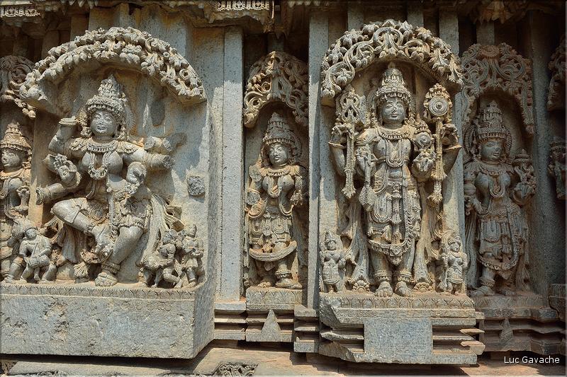 Le Temple de Somathpur entre Mysore et Bengalore date du XIII ème siècle et est dédié à Shiva. (21)