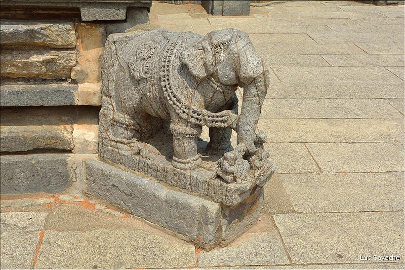 Le Temple de Somathpur entre Mysore et Bengalore date du XIII ème siècle et est dédié à Shiva. (23)