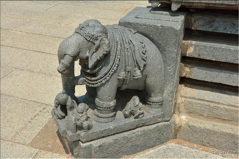 Le Temple de Somathpur entre Mysore et Bengalore date du XIII ème siècle et est dédié à Shiva. (24)