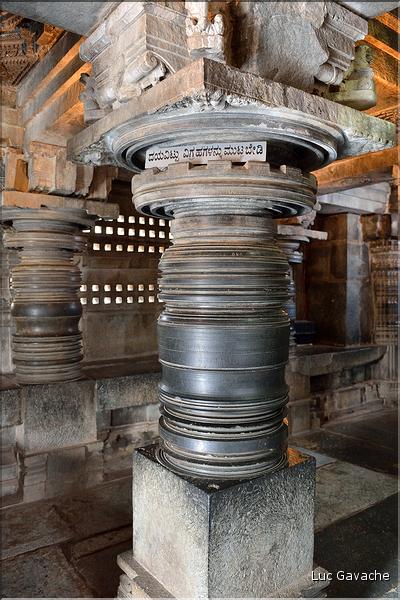 Le Temple de Somathpur entre Mysore et Bengalore date du XIII ème siècle et est dédié à Shiva. (27)