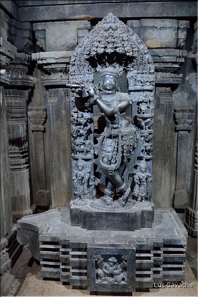 Le Temple de Somathpur entre Mysore et Bengalore date du XIII ème siècle et est dédié à Shiva. (28)