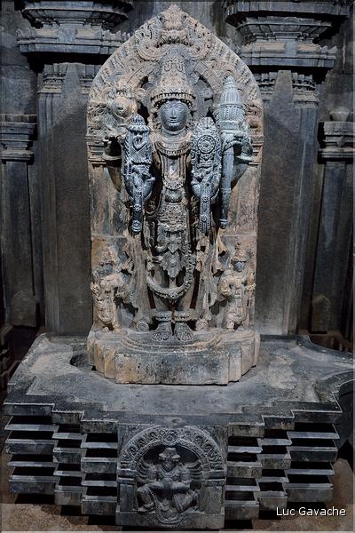 Le Temple de Somathpur entre Mysore et Bengalore date du XIII ème siècle et est dédié à Shiva. (29)