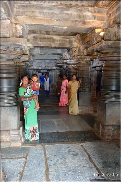 Visiteur dans le Temple de Somathpur entre Mysore et Bengalore. (1)