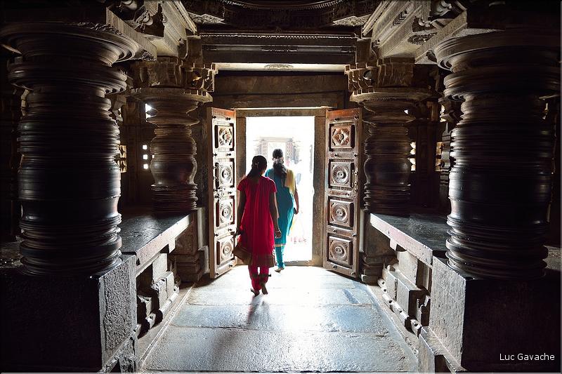 Visiteur dans le Temple de Somathpur entre Mysore et Bengalore. (2)