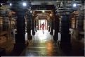 Visiteur dans le Temple de Somathpur entre Mysore et Bengalore. (3)