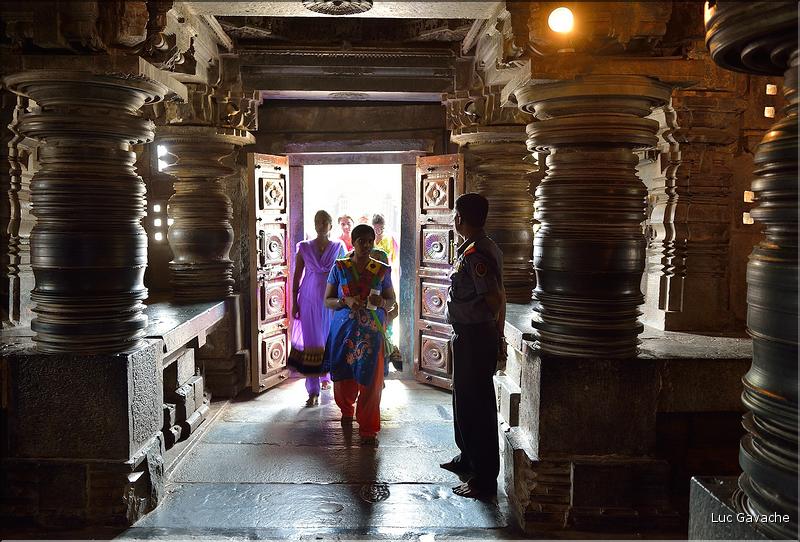 Visiteur dans le Temple de Somathpur entre Mysore et Bengalore. (5)