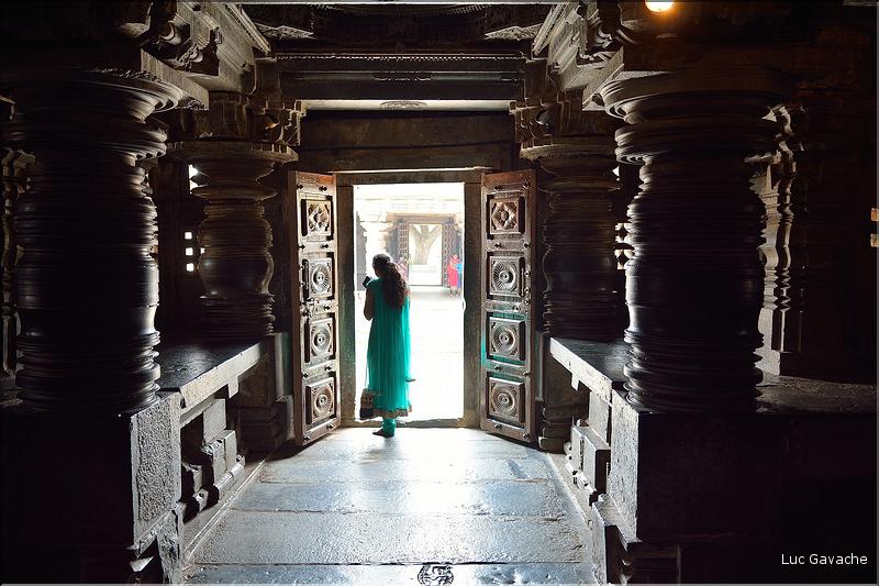 Visiteur dans le Temple de Somathpur entre Mysore et Bengalore. (6)