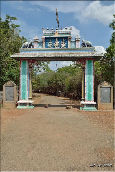 Le Sanctuaire d'Elangakodi est dédié à Ayannar un dieu Tamoul. (1)